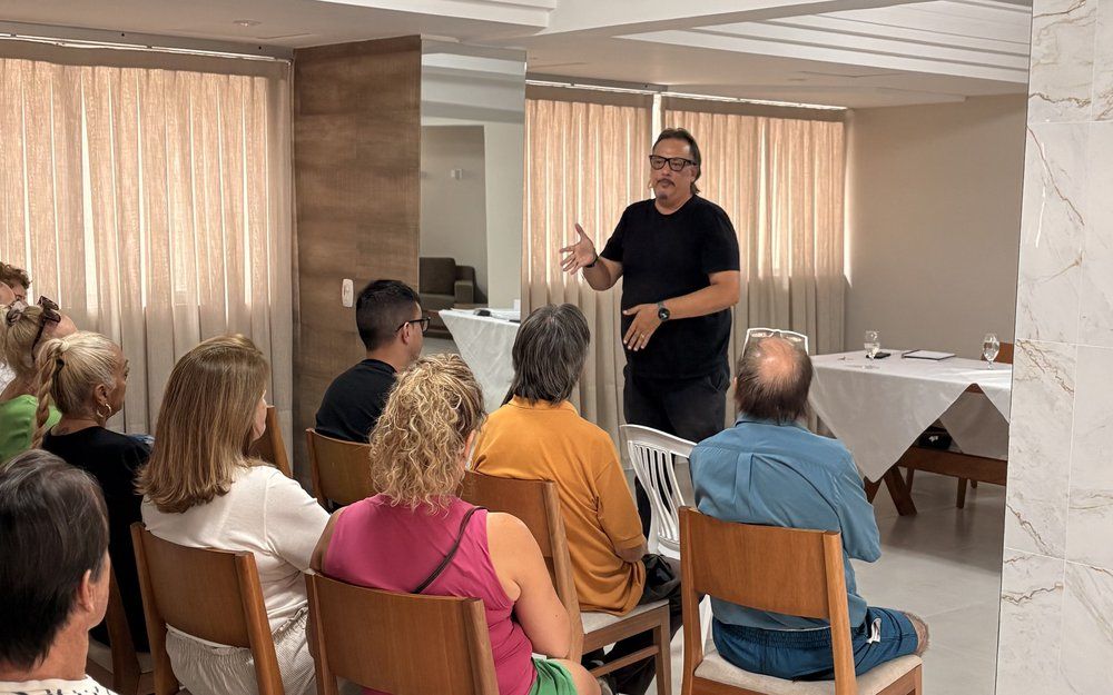 Rafael Weiss conduzindo uma assembleia de condomínio